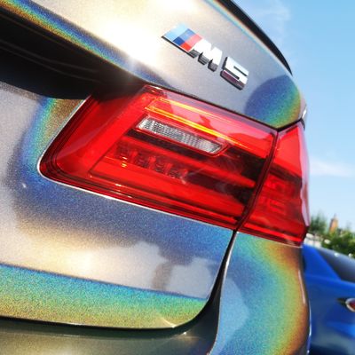 BMW M5 F90 – Avery Dennison Gloss Metallic Prismatic Grey – 1. kép