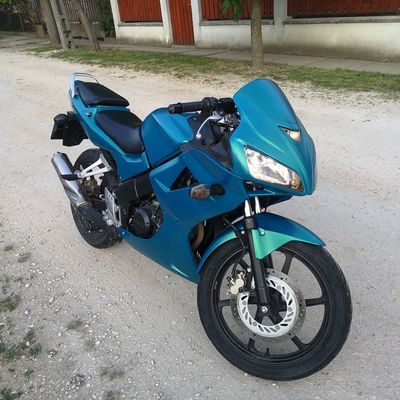 Honda CBR 125R – Avery Supreme Satin Metallic Cool Teal – 1. kép