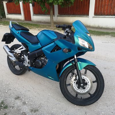 Honda CBR 125R – Avery Supreme Satin Metallic Cool Teal – 3. kép