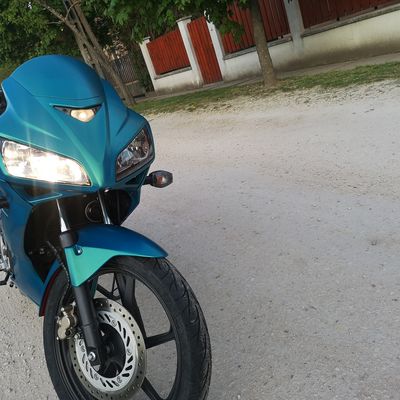 Honda CBR 125R – Avery Supreme Satin Metallic Cool Teal – 5. kép