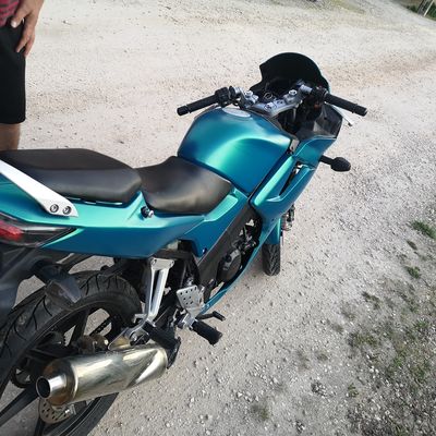 Honda CBR 125R – Avery Supreme Satin Metallic Cool Teal – 9. kép