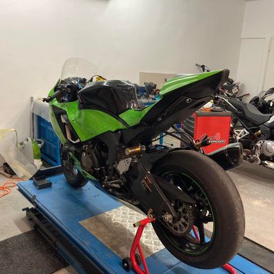 Kawasaki ZX-6R pályamotor – Avery Supreme Grass Green – 3. kép