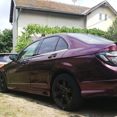 Mercedes C320 C63 optika – Avery Supreme Gloss Metallic Passion Red – 2. kép