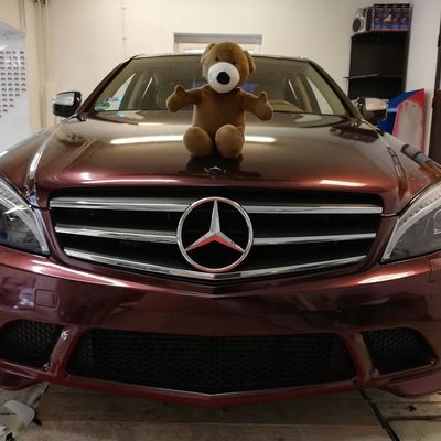 Mercedes C320 C63 optika – Avery Supreme Gloss Metallic Passion Red – 3. kép