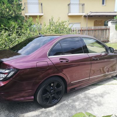 Mercedes C320 C63 optika – Avery Supreme Gloss Metallic Passion Red – 6. kép