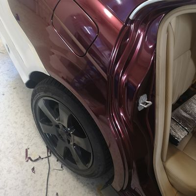 Mercedes C320 C63 optika – Avery Supreme Gloss Metallic Passion Red – 22. kép