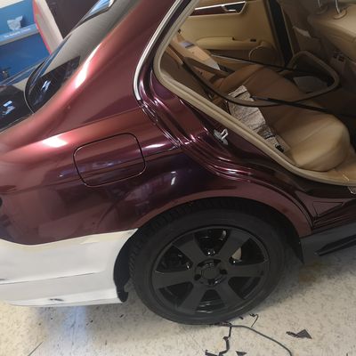 Mercedes C320 C63 optika – Avery Supreme Gloss Metallic Passion Red – 24. kép