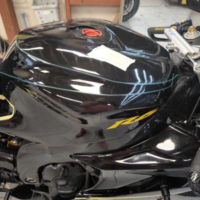 Yamaha R1 – Pálya motor egyedi design – 15. kép